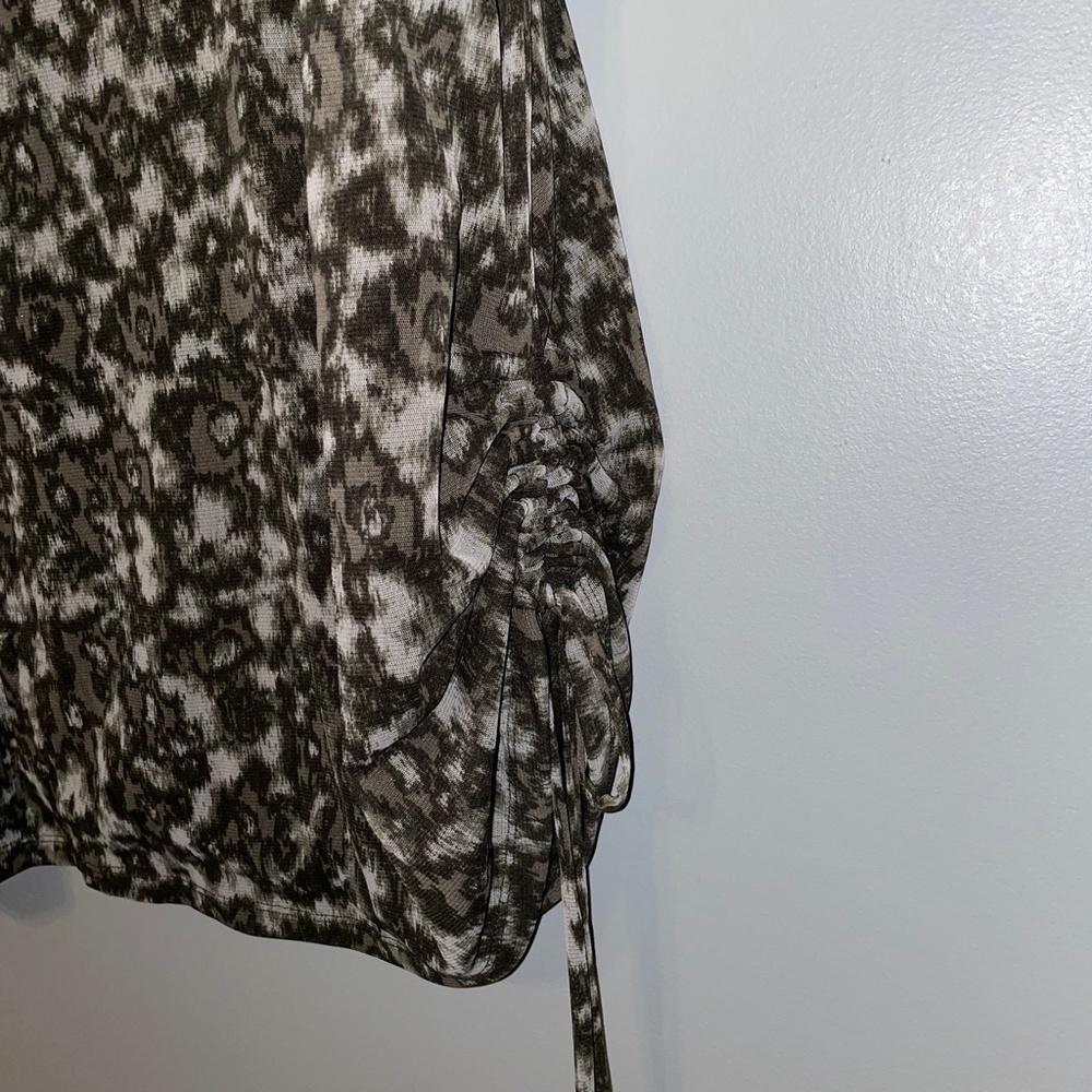 EUC INC International Concepts Camo Animal Print Blurred Ruched Top Size 1X - Picture 3 of 6
